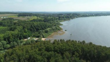 Çevrelenmiş Yeşil Orman Manzaralı Göl