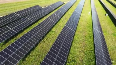 Yeşil arazide güneş enerjisi santrali