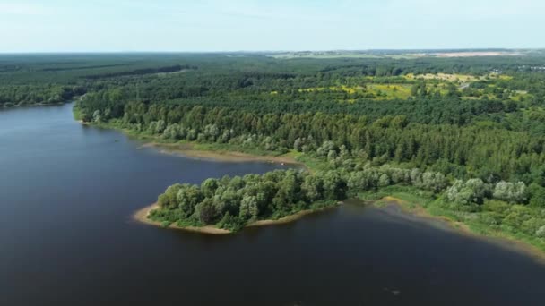 Beau lac entouré de verdure 
