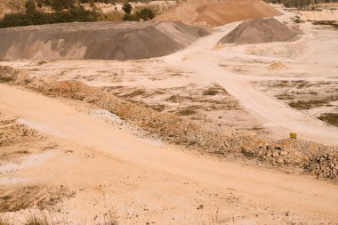 Öğlen taş ocağında parlak güneş