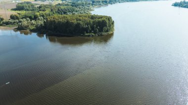 Bereketli Orman ile çevrili Sakin Göl