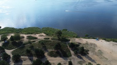 Yeşilliklerle çevrili güzel göl