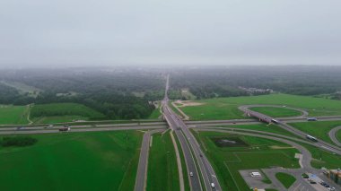 Yükseltilmiş otoban köprüsünde arabalar ve kamyonlar