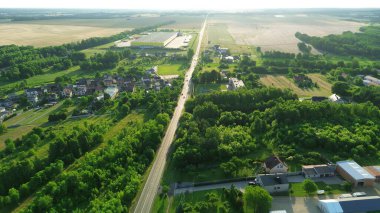 Gün batımında kırsal yolun havadan görünüşü