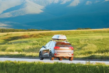 Yaz gezisinde çatısı olan bir araba..