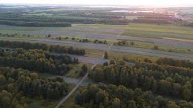 Kırsal kesimde altın saatinde yaz tarlalarının havadan görünüşü