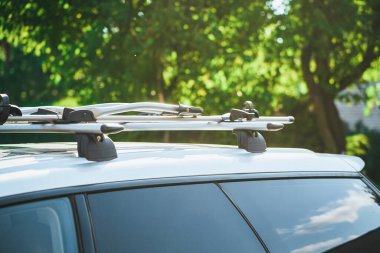 Arabanın çatısına asılmış bisiklet askısı.