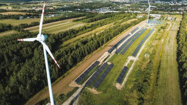Rüzgar türbini ve güneş panellerine sahip temiz enerji sistemi