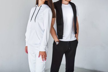 Kapüşonlu kadın ve erkekler için günlük uyumlu kıyafetler.