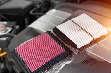Otomobil motorunun hava filtresi değişimine yakın çekim