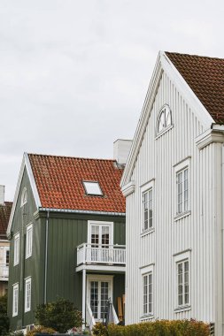 Beyaz gable çatısı olan İskandinav mahallesi