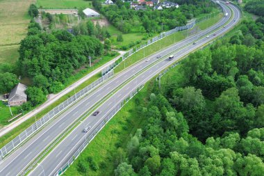 Araçlar otoban üstgeçit köprüsünden geçiyor