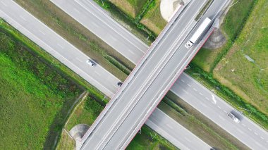 Yoğun yol kavşağından geçen araçlar