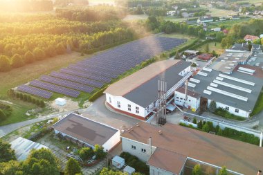 Güneş panelleri güneş ışığında fabrika üzerine