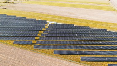 Yeşil enerji güneş panelleri sahada