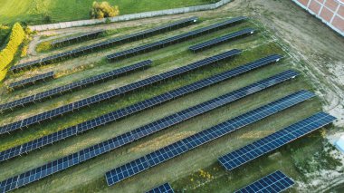 Günbatımında yenilenebilir enerji üretiyor.