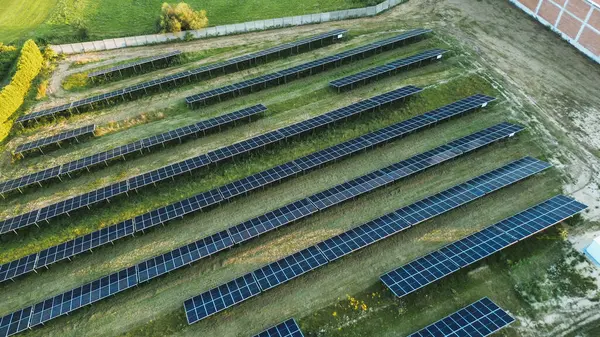 Günbatımında yenilenebilir enerji üretiyor.