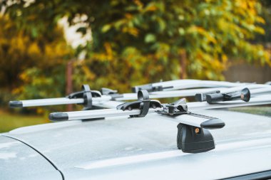 Arabanın çatısındaki bisiklet askısı sonbahar günbatımında yolculuğa hazır.