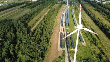 Kırsalda rüzgar türbini ve güneş panelleri