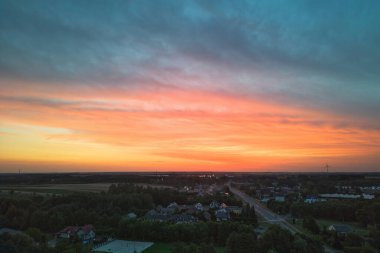 Yağmurlu ve renkli bulutlarla görkemli gün batımı