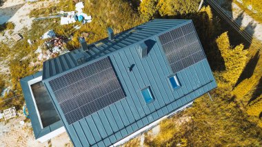 Güneş Panelleri ile Ana Çatı Yüksek Açı Görünümü