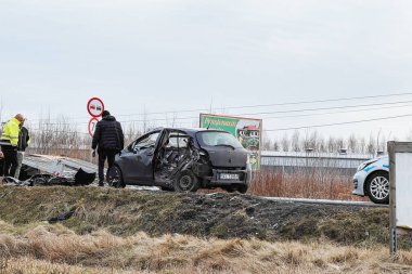 02.02.2024 Polonya, Avrupa. Çarpışmadan sonra otobanda hasarlı bir siyah hatchback arabasını yükleyen bir çekici. Toyota 'ya başka bir araç çarptı ve ağır hasar aldı. Toplam kayıp araba