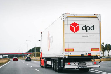 30.07.2024 Polonya, Avrupa. Otoyoldaki DPD dağıtım kamyonu, lojistik ulaşım hizmetleri
