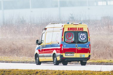 Acil müdahale ekibi ambulansla otoyolda hızla ilerliyor. 04.05.2024 Polonya Avrupa.