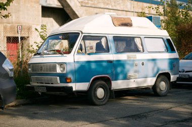 20.09.2023 Norveç, Avrupa. Açık bir otoparkta klasik bir karavan.