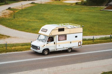 Retro karavan kırsal kesimde yol gezisinde