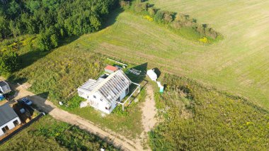 Açık alanda eksik ev