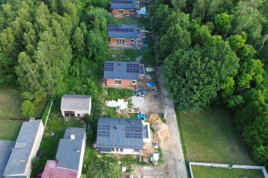 İki katlı evleri ve büyük arka bahçeleri olan yeni bir banliyö mahallesi.