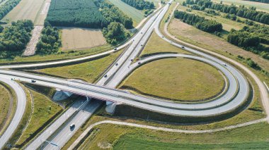 Araçlar otoban üstgeçit köprüsünden geçiyor