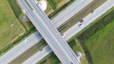 Büyük üstgeçit ve otoban köprüsünde trafik
