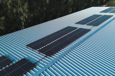 Modern güneş panelleri büyük bir endüstriyel binaya monte edildi