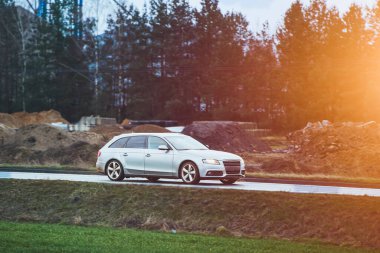 İnşaat alanından hızla geçen kompakt SUV