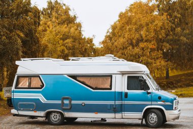 Güzel bir orman sahnesinde karavan.