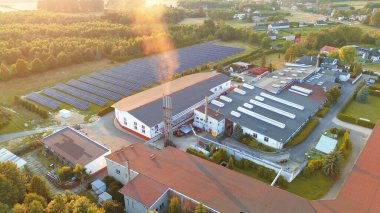 Fabrikaya komşu güneş paneli alanı