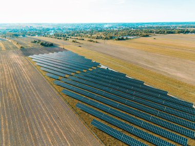 Güneş çiftliği yenilenebilir enerji üretiyor