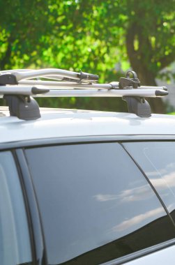 Arabanın çatısına asılmış bisiklet askısı.