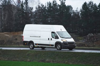 Paketleri yolda taşıyan servis minibüsü