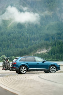 Manzaralı göl kenarında bisiklet parkı olan bir araç.