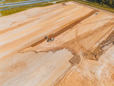 Ağır makineler inşaat sahasına hazırlanıyor