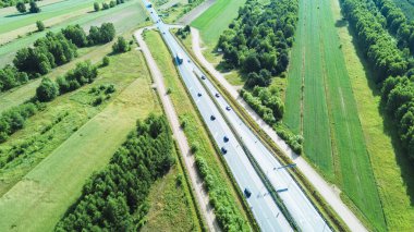 Karmaşık otoyol kavşağının ve kırsal kesimin havadan görünüşü