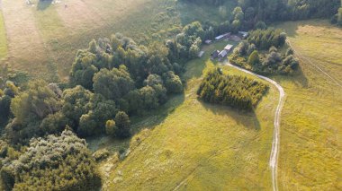 Polonya kırsalındaki tarlaların ve dağların manzaralı manzarası