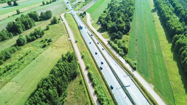 Karmaşık otoyol kavşağının ve kırsal kesimin havadan görünüşü