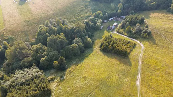 Polonya kırsalındaki tarlaların ve dağların manzaralı manzarası