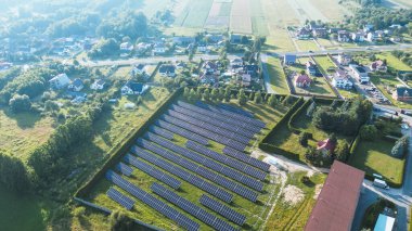 Yeşil enerji için güneş panelleri olan sanayi binası