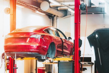 Bir servis atölyesinde elektrikli araç