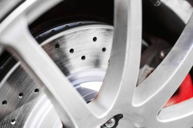 Yüksek hızlı araçta delinmiş fren pervanesinin yakınlaştırılması